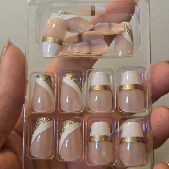 🍒🍒 White & Gold French Tip Press On Nails 24 Pieces - Picture 6 of 8